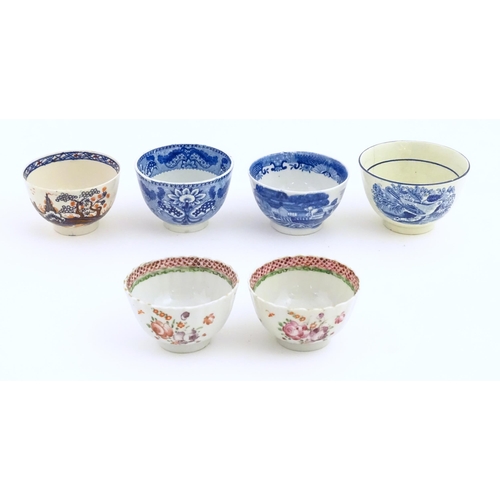 157 - A quantity of assorted tea bowls and saucers to include an early Worcester saucer decorated with a C... 