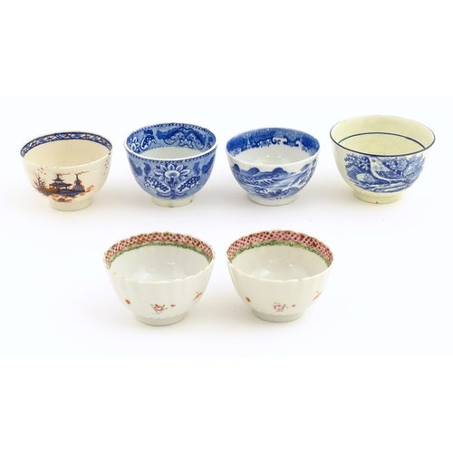 157 - A quantity of assorted tea bowls and saucers to include an early Worcester saucer decorated with a C... 