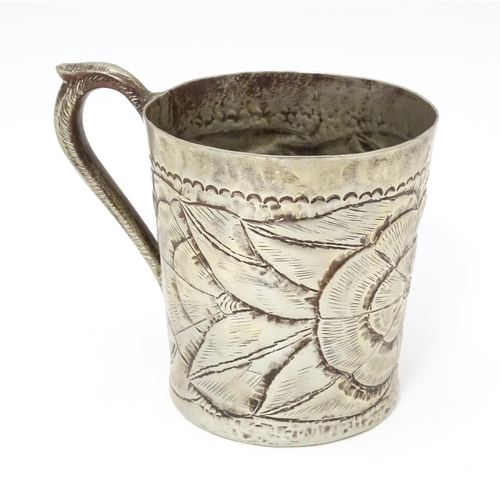 1005 - An Arts & Crafts silver plate mug with engraved flower / rose head decoration. Approx. 4