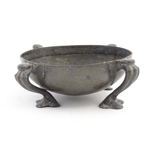 1009 - A Liberty & Co. Tudric pewter bowl of circular form raised on four Art Nouveau scrolled supports, de... 