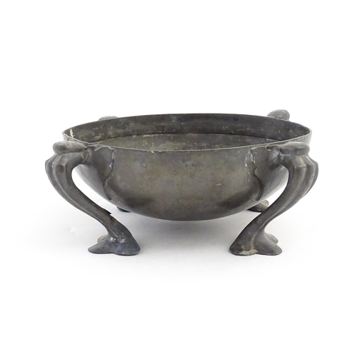 1009 - A Liberty & Co. Tudric pewter bowl of circular form raised on four Art Nouveau scrolled supports, de... 