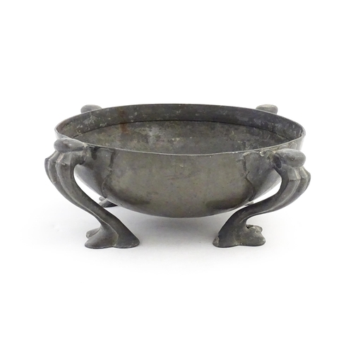 1009 - A Liberty & Co. Tudric pewter bowl of circular form raised on four Art Nouveau scrolled supports, de... 