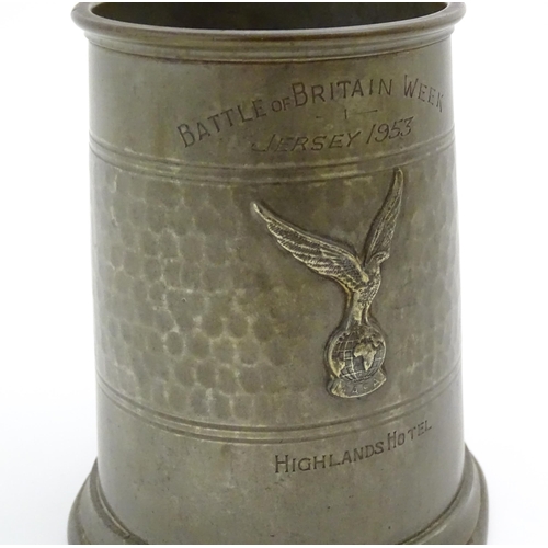 1094 - A quantity of 20thC pewter, comprising mustard pots, bowl, pepperettes and a tankard marked 'Battle ... 