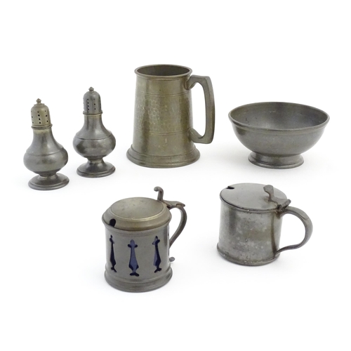 1094 - A quantity of 20thC pewter, comprising mustard pots, bowl, pepperettes and a tankard marked 'Battle ... 