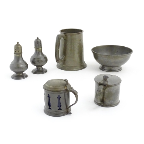 1094 - A quantity of 20thC pewter, comprising mustard pots, bowl, pepperettes and a tankard marked 'Battle ... 