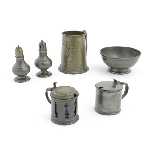 1094 - A quantity of 20thC pewter, comprising mustard pots, bowl, pepperettes and a tankard marked 'Battle ... 