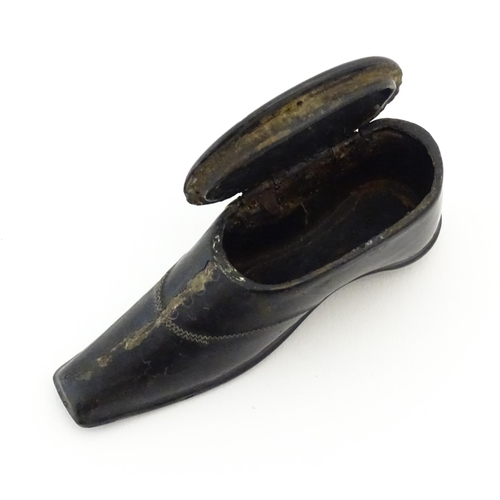 1123 - A Victorian lacquered papier mache snuff box modelled as a shoe. Approx. 3 1/4