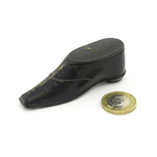 1123 - A Victorian lacquered papier mache snuff box modelled as a shoe. Approx. 3 1/4