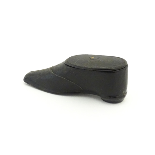 1123 - A Victorian lacquered papier mache snuff box modelled as a shoe. Approx. 3 1/4