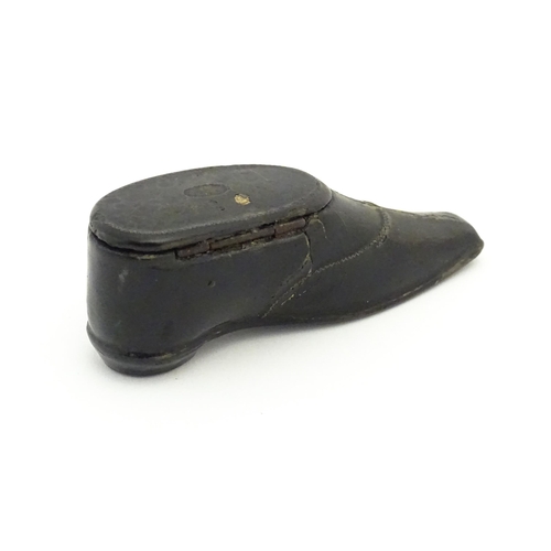 1123 - A Victorian lacquered papier mache snuff box modelled as a shoe. Approx. 3 1/4