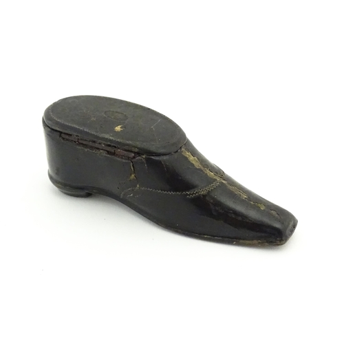 1123 - A Victorian lacquered papier mache snuff box modelled as a shoe. Approx. 3 1/4