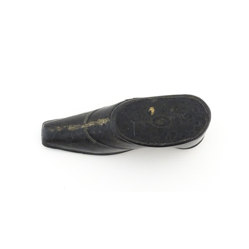 1123 - A Victorian lacquered papier mache snuff box modelled as a shoe. Approx. 3 1/4