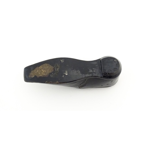 1123 - A Victorian lacquered papier mache snuff box modelled as a shoe. Approx. 3 1/4