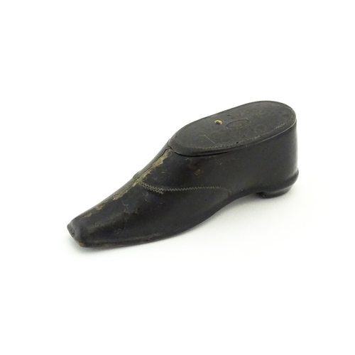 1123 - A Victorian lacquered papier mache snuff box modelled as a shoe. Approx. 3 1/4