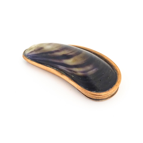 1126 - A copper snuff box with mussel shell detail to top. Approx. 3 3/4