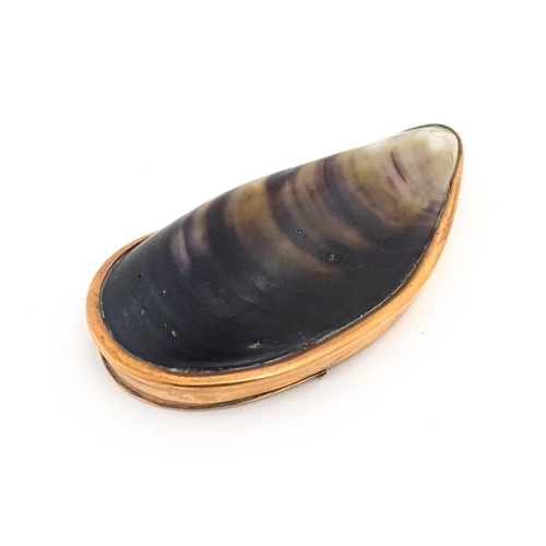 1126 - A copper snuff box with mussel shell detail to top. Approx. 3 3/4