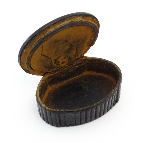 1128 - A French lacquered papier mache snuff box with reeded detail. Stamped Made in France under. Approx. ... 