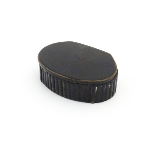 1128 - A French lacquered papier mache snuff box with reeded detail. Stamped Made in France under. Approx. ... 