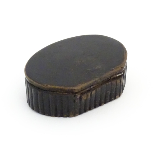 1128 - A French lacquered papier mache snuff box with reeded detail. Stamped Made in France under. Approx. ... 