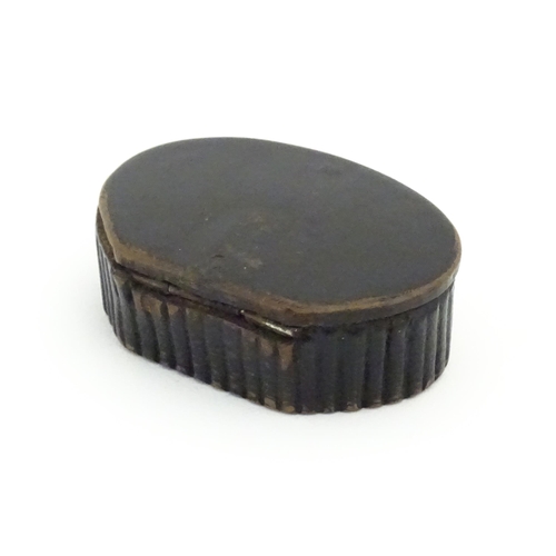 1128 - A French lacquered papier mache snuff box with reeded detail. Stamped Made in France under. Approx. ... 