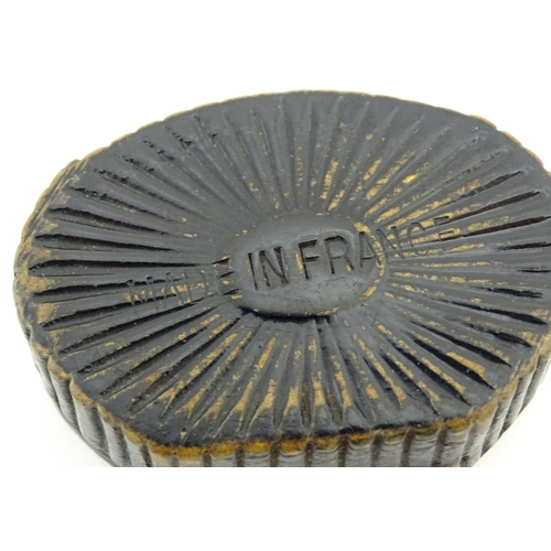 1128 - A French lacquered papier mache snuff box with reeded detail. Stamped Made in France under. Approx. ... 