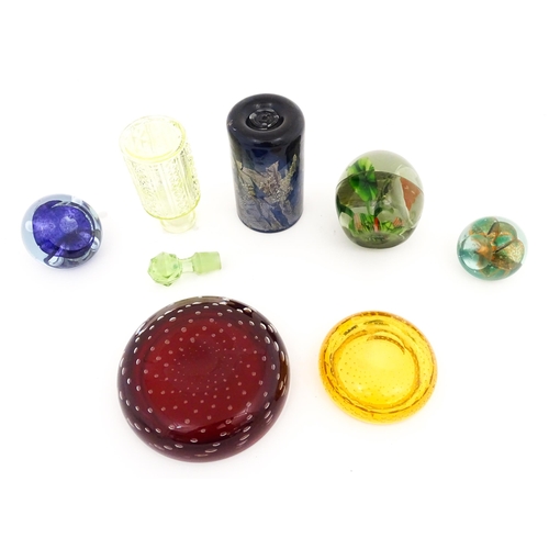 254 - A quantity of assorted art / studio glass to include paperweights, bowls, vase, scent bottle, etc. T... 