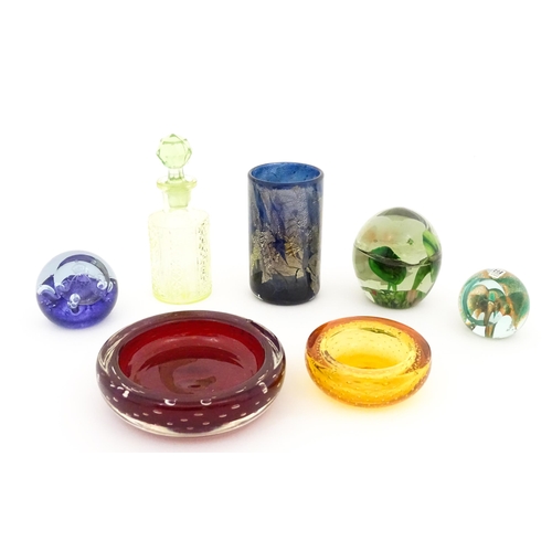 254 - A quantity of assorted art / studio glass to include paperweights, bowls, vase, scent bottle, etc. T... 