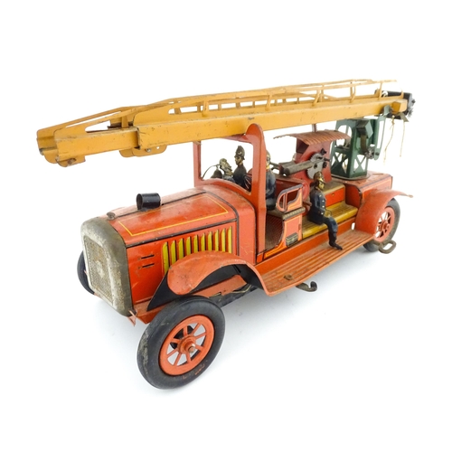 829 - Toy: An early 20thC German Gunthermann scale model tinplate clockwork fire engine with five firemen ... 