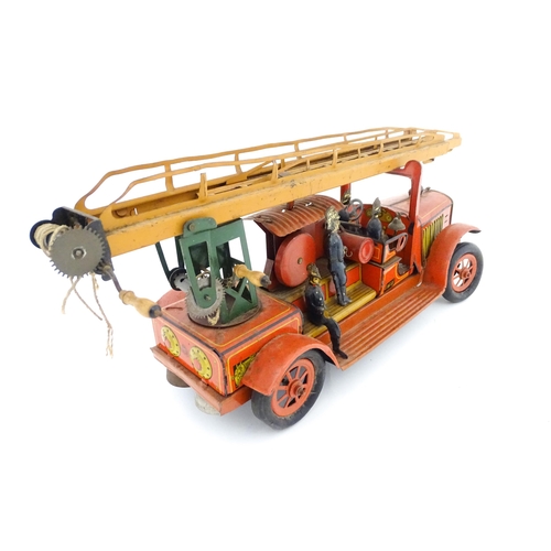 829 - Toy: An early 20thC German Gunthermann scale model tinplate clockwork fire engine with five firemen ... 