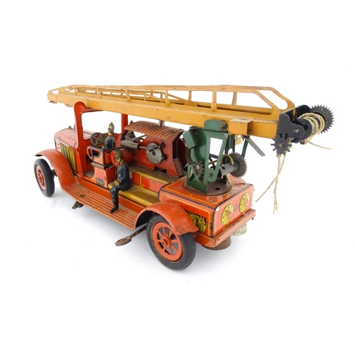 829 - Toy: An early 20thC German Gunthermann scale model tinplate clockwork fire engine with five firemen ... 