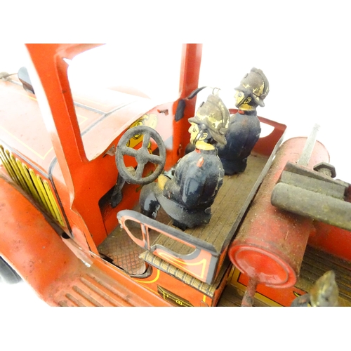 829 - Toy: An early 20thC German Gunthermann scale model tinplate clockwork fire engine with five firemen ... 