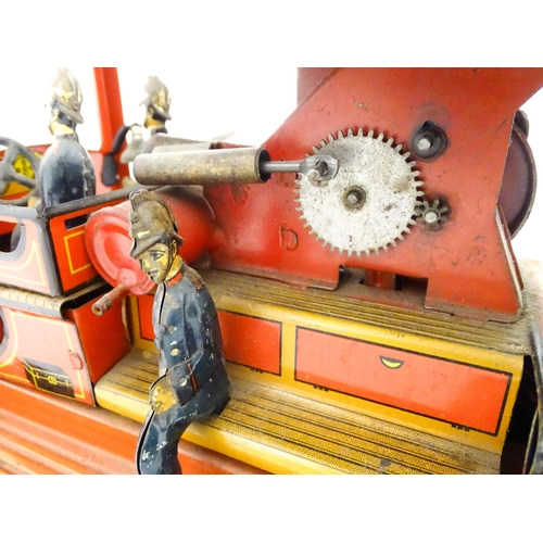 829 - Toy: An early 20thC German Gunthermann scale model tinplate clockwork fire engine with five firemen ... 