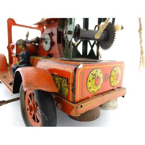 829 - Toy: An early 20thC German Gunthermann scale model tinplate clockwork fire engine with five firemen ... 