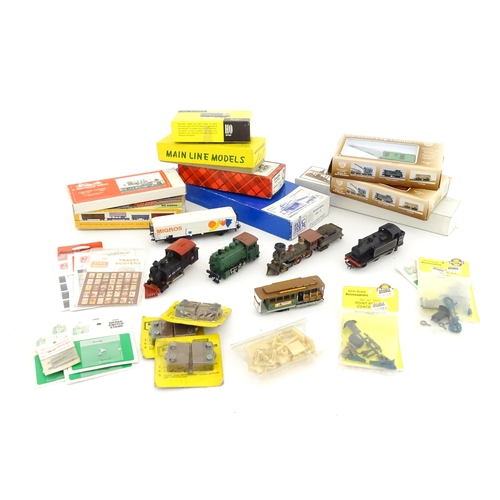 842 - Toys: A quantity of assorted scale model train / railway accessories and building kits to include an... 