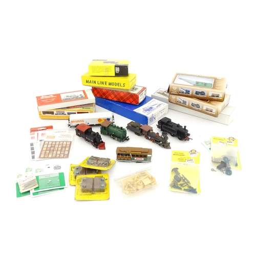 842 - Toys: A quantity of assorted scale model train / railway accessories and building kits to include an... 