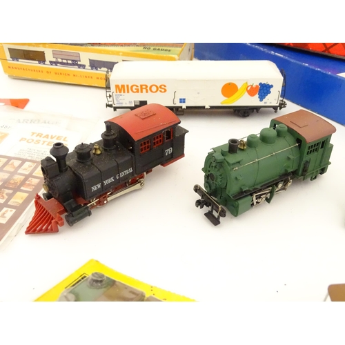 842 - Toys: A quantity of assorted scale model train / railway accessories and building kits to include an... 