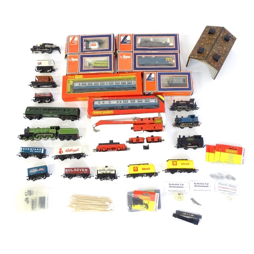 843 - Toys - Model Train / Railway Interest : A quantity of OO guage trains / locomotives, carriages, roll... 