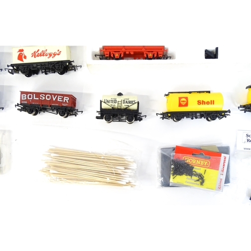 843 - Toys - Model Train / Railway Interest : A quantity of OO guage trains / locomotives, carriages, roll... 