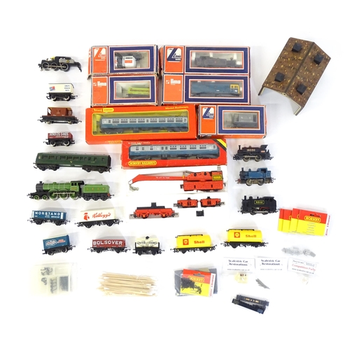 843 - Toys - Model Train / Railway Interest : A quantity of OO guage trains / locomotives, carriages, roll... 