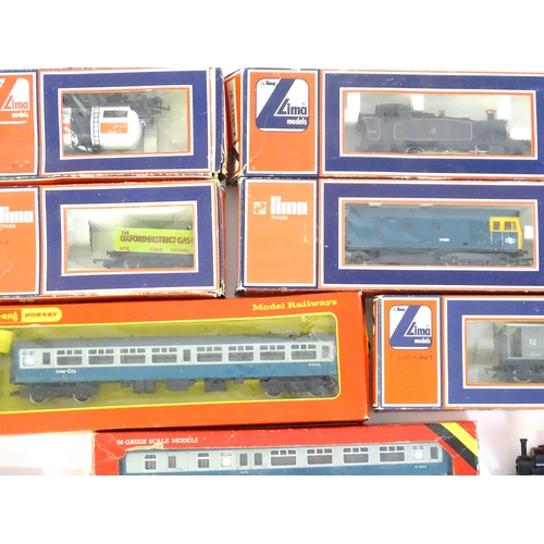 843 - Toys - Model Train / Railway Interest : A quantity of OO guage trains / locomotives, carriages, roll... 