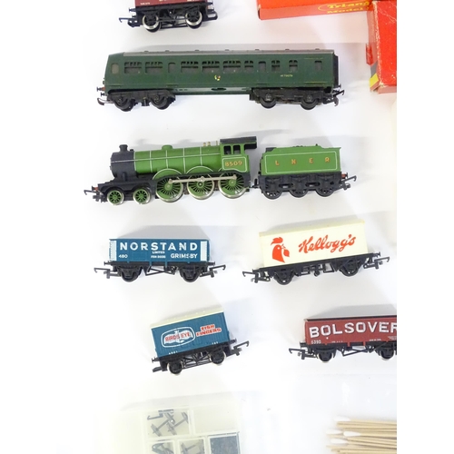 843 - Toys - Model Train / Railway Interest : A quantity of OO guage trains / locomotives, carriages, roll... 