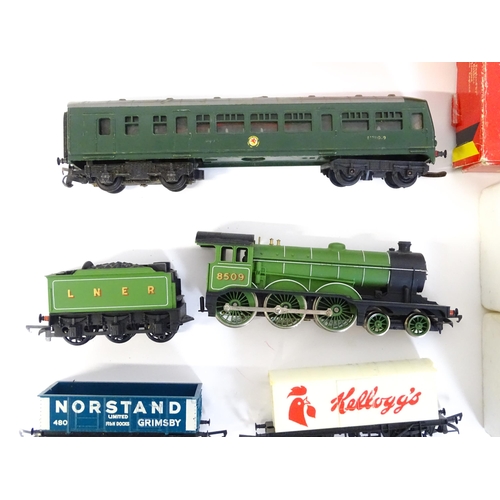 843 - Toys - Model Train / Railway Interest : A quantity of OO guage trains / locomotives, carriages, roll... 