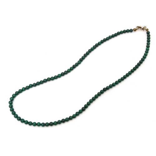 704 - A green malachite coloured bead necklace. Approx. 16