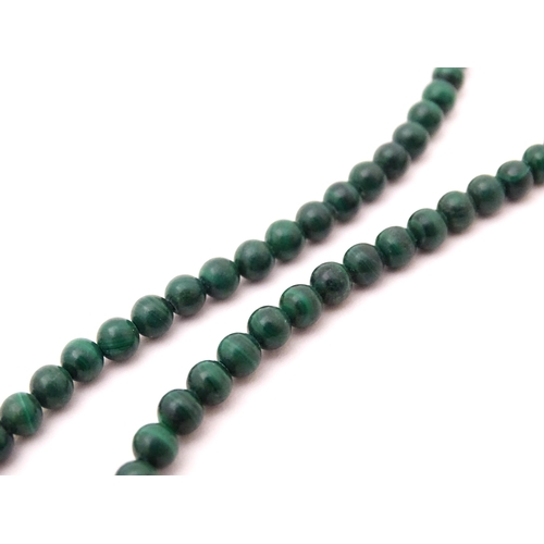 704 - A green malachite coloured bead necklace. Approx. 16