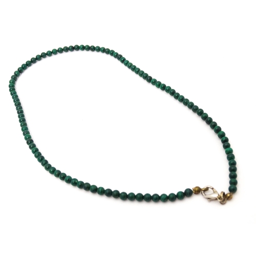 704 - A green malachite coloured bead necklace. Approx. 16