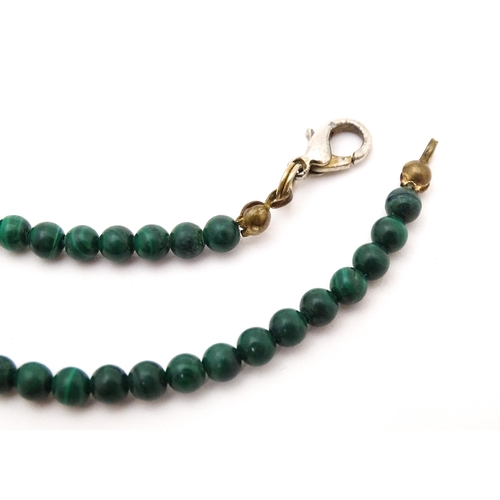 704 - A green malachite coloured bead necklace. Approx. 16