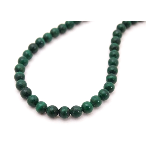 704 - A green malachite coloured bead necklace. Approx. 16