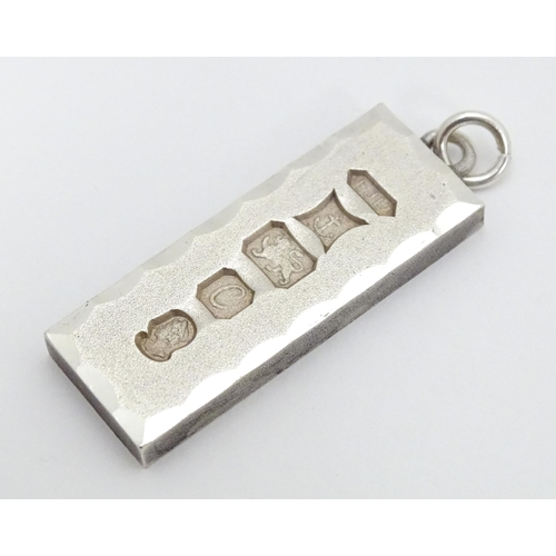 714 - A silver pendant of ingot form hallmarked Birmingham 1977 with Silver Jubilee mark. Approx. 1 3/4