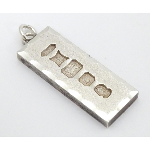 714 - A silver pendant of ingot form hallmarked Birmingham 1977 with Silver Jubilee mark. Approx. 1 3/4