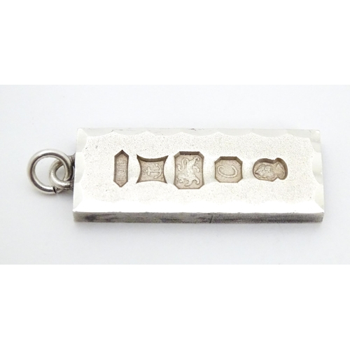 714 - A silver pendant of ingot form hallmarked Birmingham 1977 with Silver Jubilee mark. Approx. 1 3/4